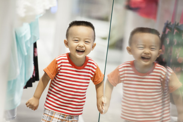 服装店里可爱的孩子图片下载