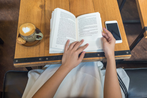 在美丽的早晨喝杯咖啡，读一本喜欢的书图片下载
