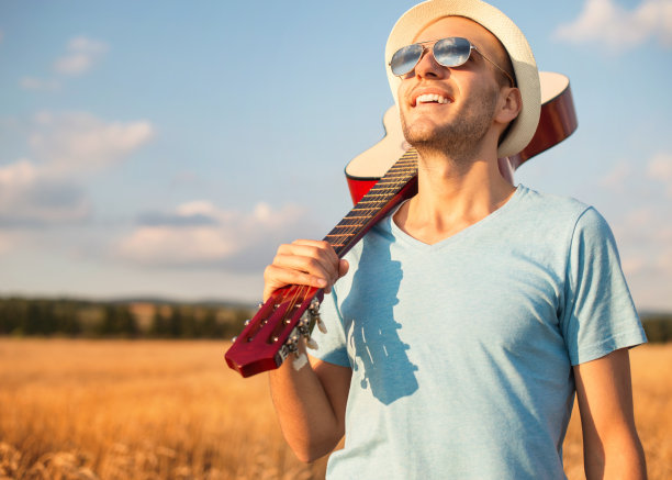 阳光明媚的一天和一把吉他图片下载