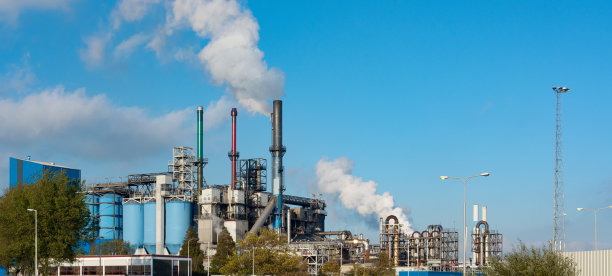 从化工厂烟囱里逸出的工业烟图片下载