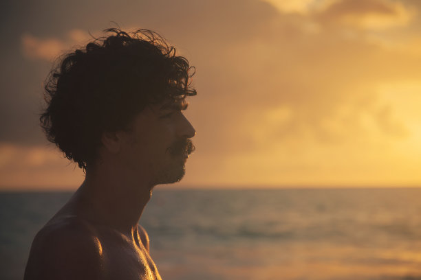 小胡子男人看日出图片下载