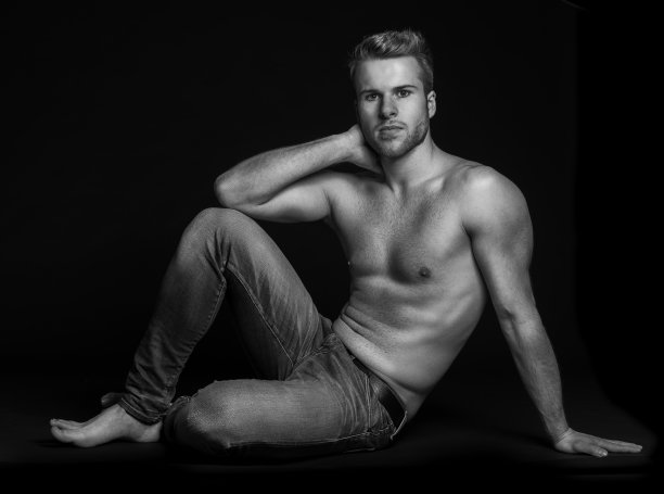 肌肉发达的男人坐在图片下载