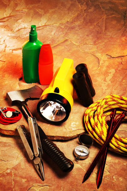 红岩上的露营用品图片下载