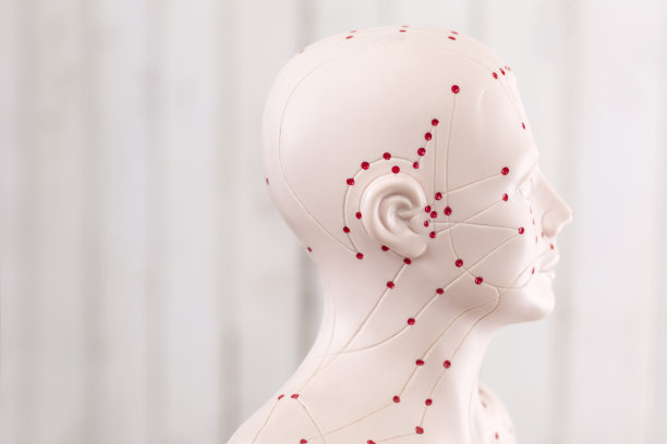 中国针灸木偶靠在木墙上图片下载