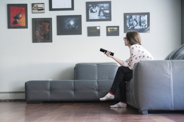 拿着电视遥控器的少女图片下载