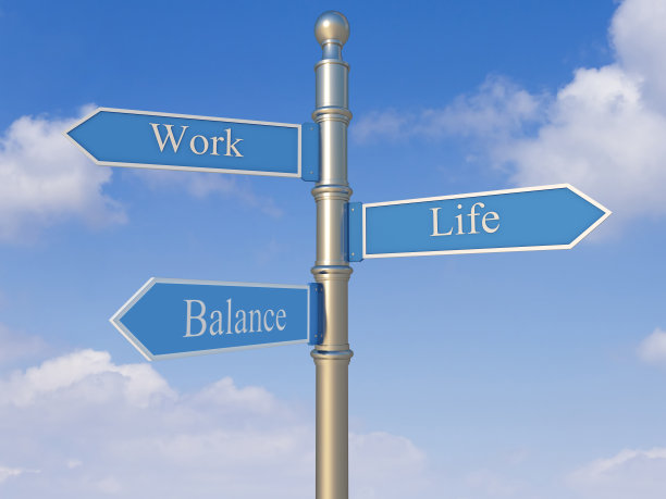 路标上写着工作，生活和平衡图片下载