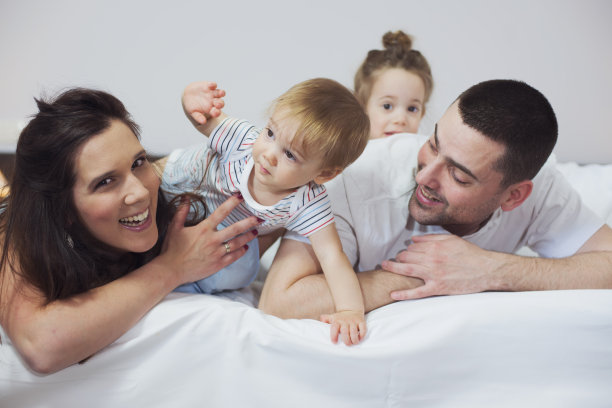 家庭在床上图片下载