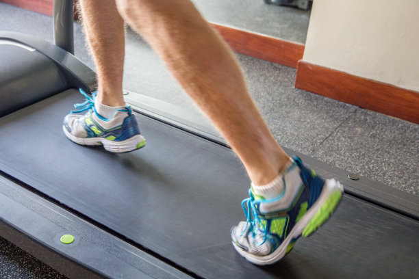 在跑步机上跑步的雄性图片下载