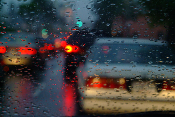 雨中堵车图片下载
