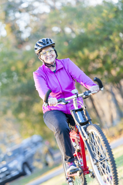 骑自行车和奶奶图片下载