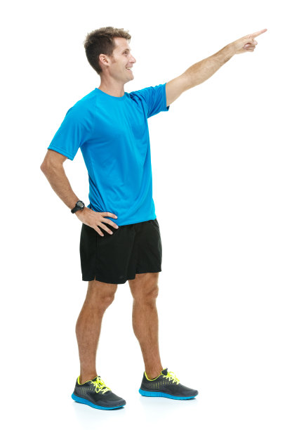 微笑的男性跑步者指着别处图片下载