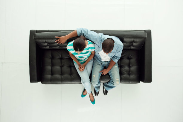 上图是一对夫妇坐在沙发上图片下载