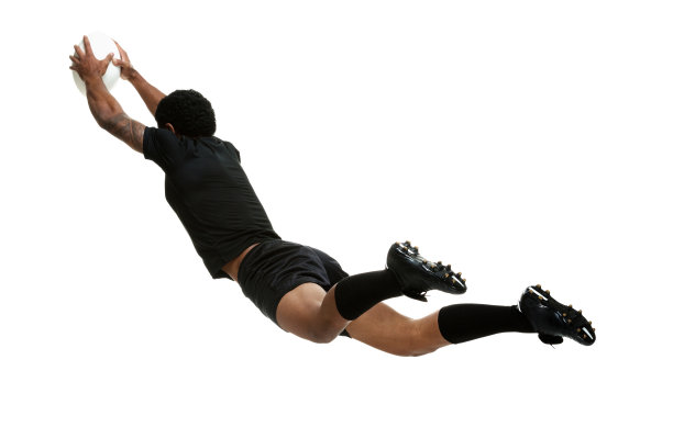 橄榄球运动员跳水和接球图片下载