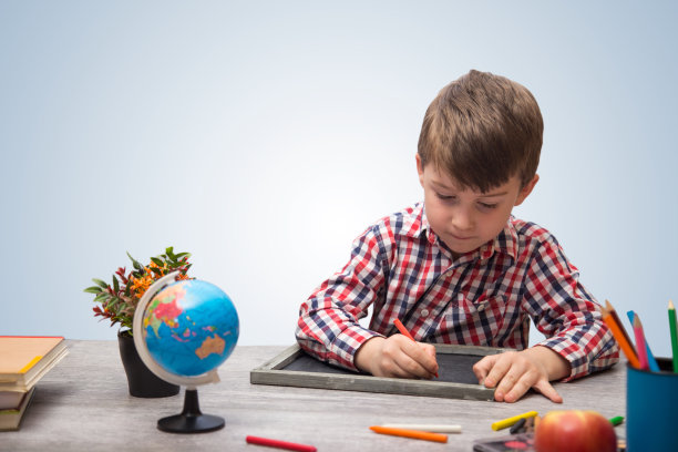 可爱的孩子在桌面上画画图片下载