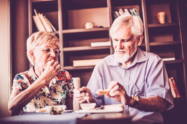 浪漫的老年夫妇在糕点店享用早餐图片下载