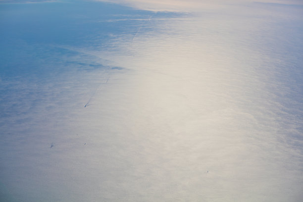 经过霍尔木兹海峡的船只图片下载