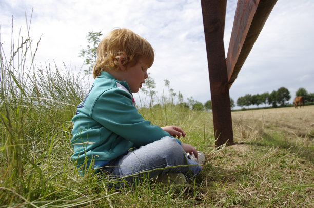 男孩坐在草地上图片下载
