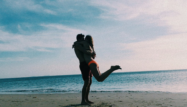 一对情侣在海滩上拥抱图片下载
