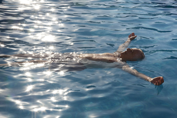 浮在水面上的老人图片下载