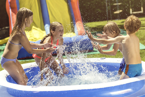 孩子们在后院玩耍图片下载