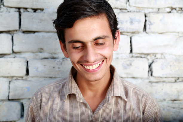 少年微笑肖像图片下载