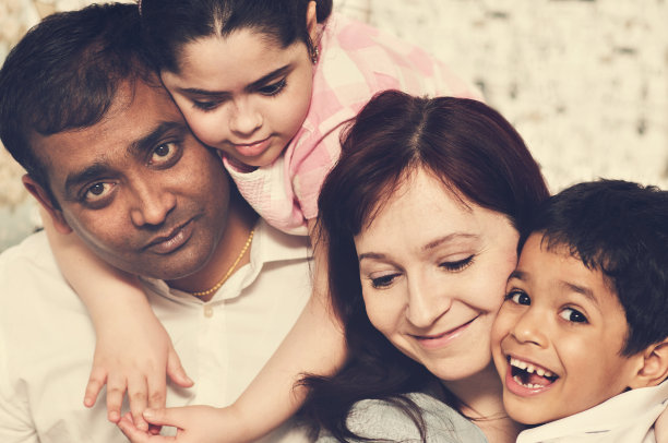一个幸福家庭的肖像图片下载