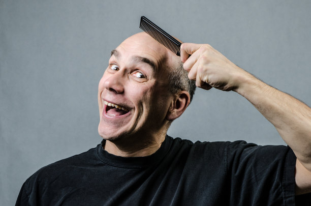 高兴的梳子图片下载