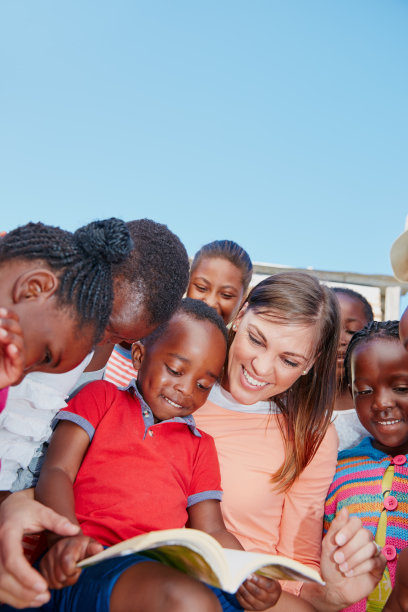 他正在学习如何读书图片下载