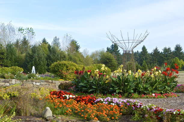俄勒冈秋季花园树木花卉喷泉图片下载