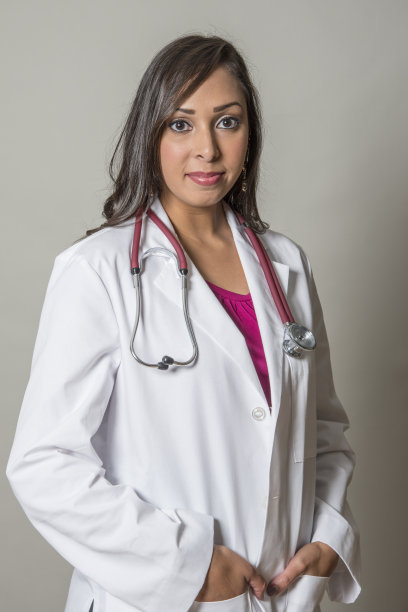 一个自信的年轻医生的肖像图片下载