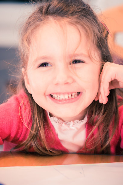 欧洲，在家里画画时微笑的粉红小女孩图片下载