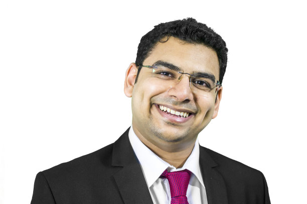 脸上有酒窝的年轻商人图片下载