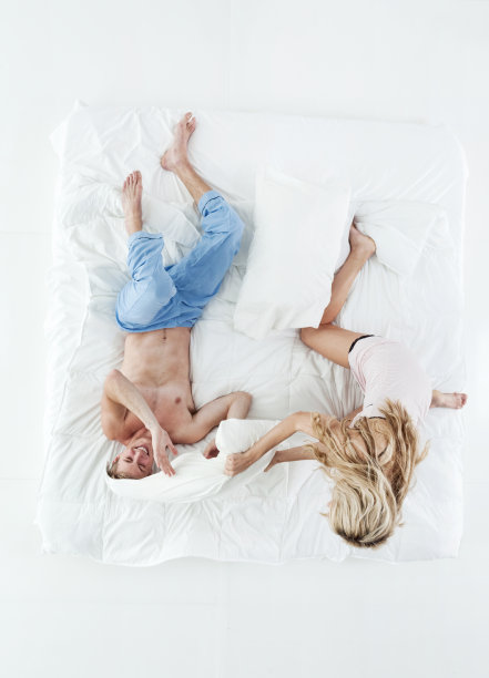 以上观点的夫妇枕头战斗图片下载