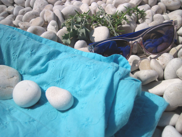 海滩上的女性图片下载