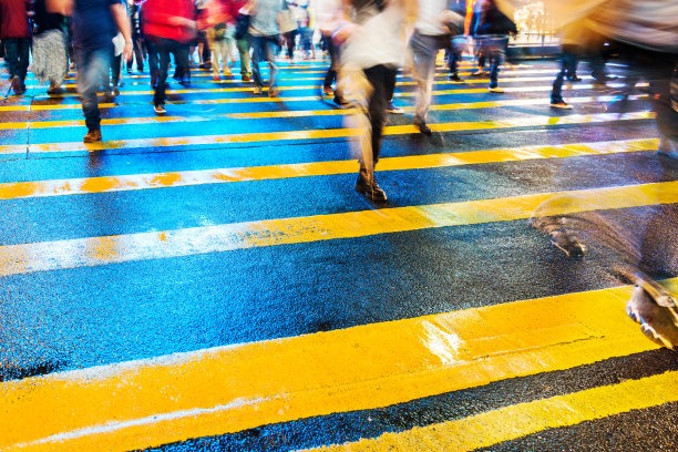 穿越街道图片下载