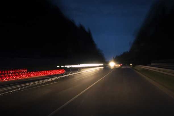 黄昏时乡村公路上迎面而来的车辆图片下载