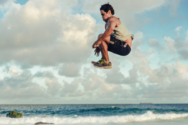 巴西运动员在海滩上跳得很高图片下载