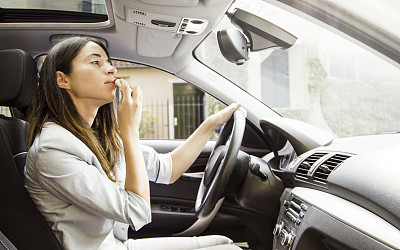 女司机在车里化妆图片下载