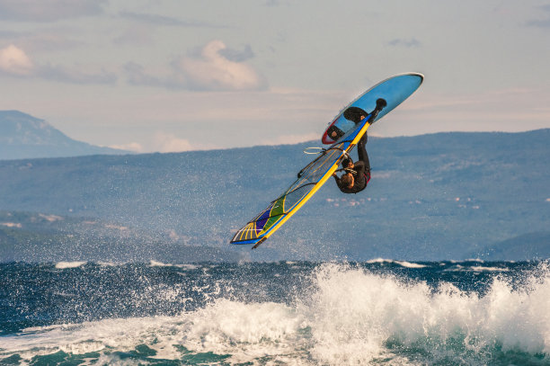 年轻男子运动员表演极限风帆跳跃图片下载