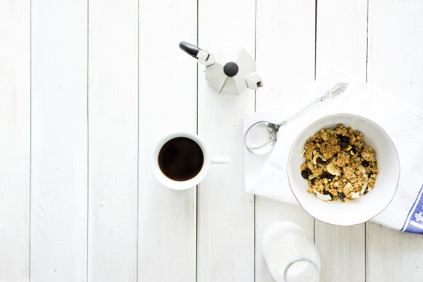 早餐是咖啡和格兰诺拉麦片素材图片