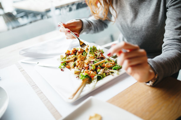 吃沙拉盘图片下载