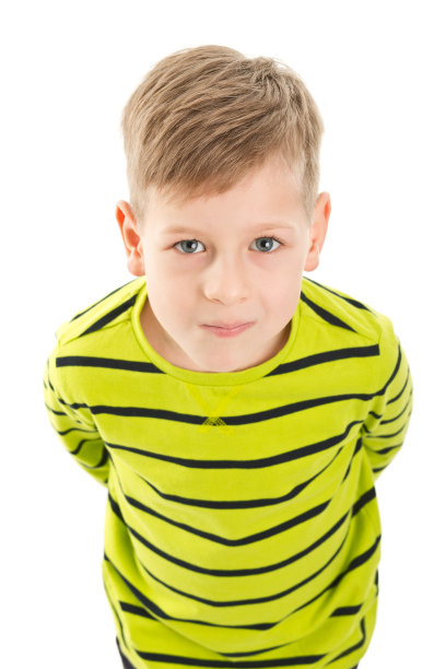 黄衬衫男孩图片下载