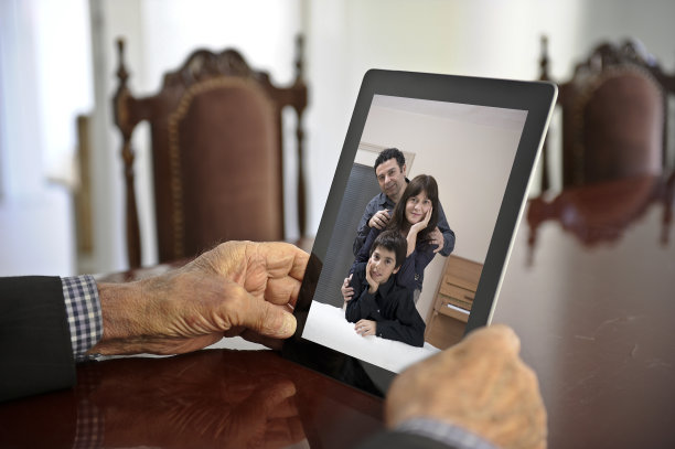 看家庭照片的老人图片下载