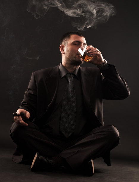 雪茄威士忌做瑜伽的商人图片下载