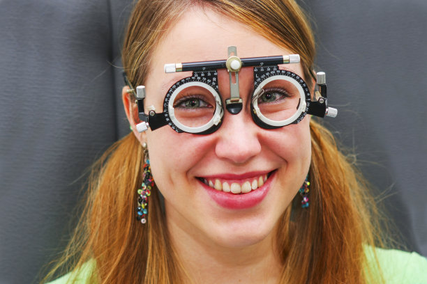 年轻女孩在验光师检查她的视力图片下载