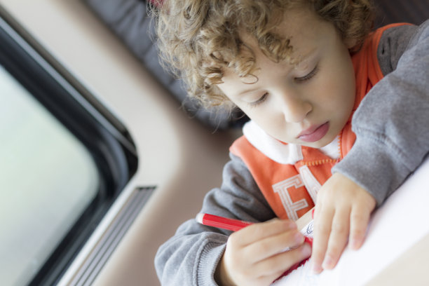 小男孩在火车上画画图片下载