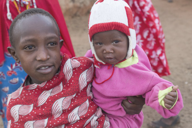 两个马赛小姐妹，大的一个抱着孩子。图片下载