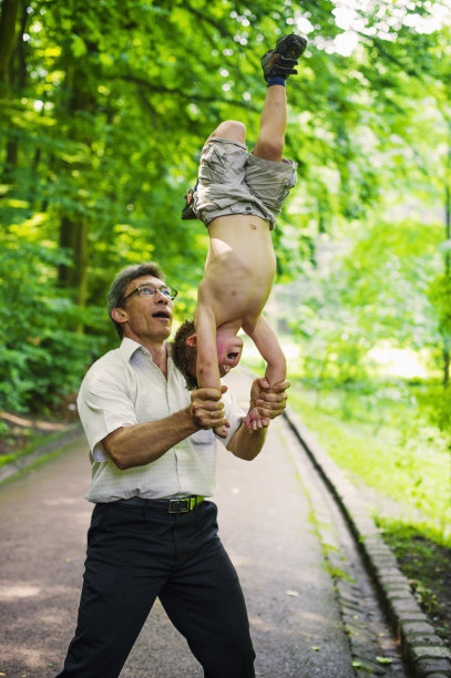 爸爸和儿子在公园里玩图片下载