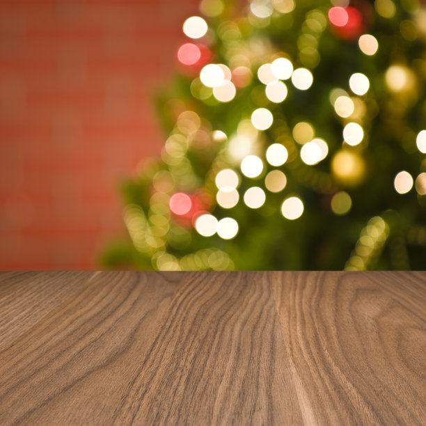 空木桌与散焦圣诞树背景图片下载