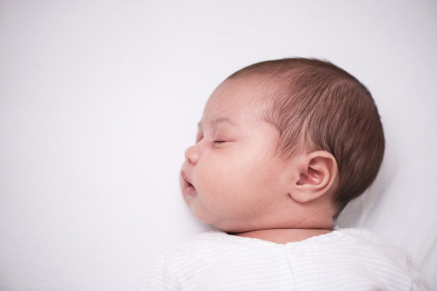 熟睡的新生婴儿的头像。图片下载